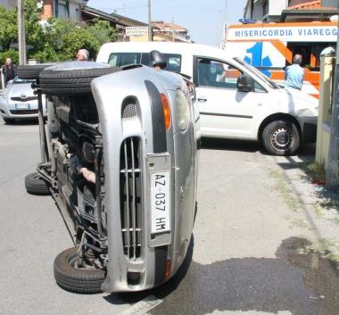 <b>INCROCIO PERICOLOSO.</b> Lauto ribaltatasi allangolo fra via De Ambris e via dei Lecci 
