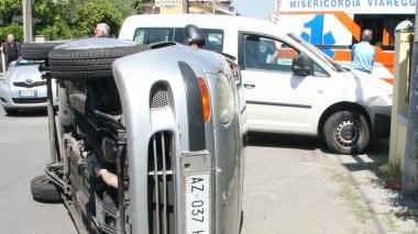 <b>INCROCIO PERICOLOSO.</b> L’auto ribaltatasi all’angolo fra via De Ambris e via dei Lecci
