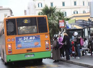 Largo Duomo, protesta contro i bus in sosta