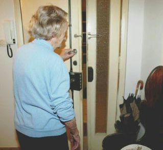 Unanziana chiude la porta agli estranei 