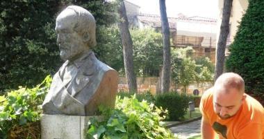 Ragazzi di CasaPound ripuliscono il monumento a Mazzini