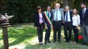 In posa davanti a una delle quattro opere di Greg Wyatt