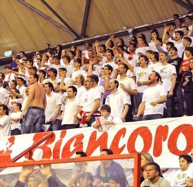 Il pubblico biancorosso al Palafermi nella gara contro Jesi     