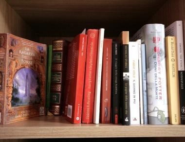 In alto, i libri di fantasy e il modellino del veliero 