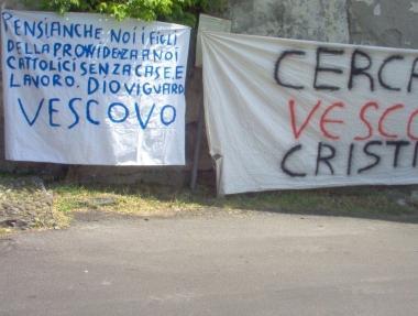 Gli strisconi appesi sul muro di cinta della villa del Palco 