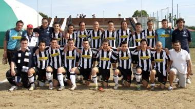 <b>IN TRIONFO.</b> La formazione dello Juventus Club che ha vinto il campionato di terza categoria     