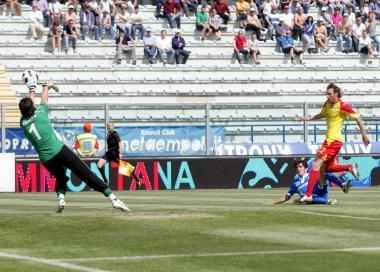 Il portiere ospite Tomasing devia in angolo una conclusione dellesterno azzurro Riccardo Saponara (a terra) 