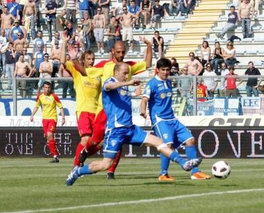 <b>Tre</b> Claudio Coralli devia alle spalle di Tomasig il cross di Signorelli e gli azzurri calano il tris 