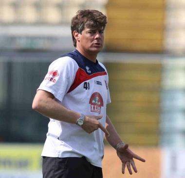 <b>BORDO CAMPO </b>Mister Michele Serena e a destra Gaetano Caridi nella morsa difensiva giallobl&ugrave; 