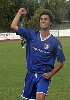 Spanu esulta dopo un gol 