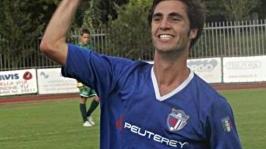 Spanu esulta dopo un gol