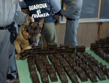 <b>FINANZA </b>Ha fermato i due giovani sullAurelia La droga era nascosta nella carta da regalo 