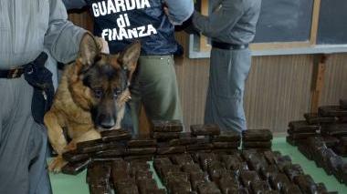 <b>FINANZA </b>Ha fermato i due giovani sull’Aurelia La droga era nascosta nella carta da regalo