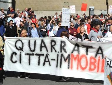 Striscioni dei lavoratori del mobile nel corteo della Cgil A lato Stefano Lastrucci e Gianni Martelli, della Nuova Poltrom         
