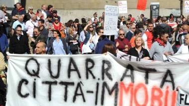 Striscioni dei lavoratori del mobile nel corteo della Cgil A lato Stefano Lastrucci e Gianni Martelli, della Nuova Poltrom