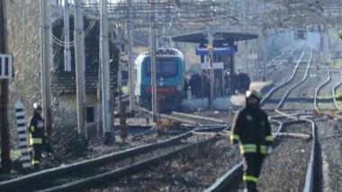 Vigili del fuoco sui binari durante un intervento di soccorso
