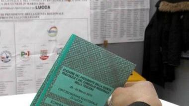 <b>VERSO IL VOTO.</b> A fianco il comune di Seravezza: il nuovo sindaco sarà deciso il 15 e 16 maggio