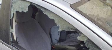 Unauto col finestrino spaccato dai ladri  
