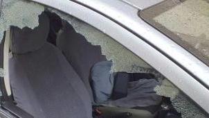 Un’auto col finestrino spaccato dai ladri