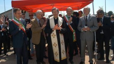 La casa e il taglio del nastro con la benedizione di monsignor Benotto 