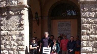 <strong>LA PROTESTA </strong>dei sessanta dipendenti comunali sotto il municipio