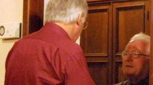 Il ritorno all’altare di don Peretti dopo la fine dei domiciliari. Accanto, è con il sindaco Pucci A destra la messa di ieri davanti ai fedeli di Turano