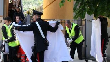 I militi della Misericordia portano via i corpi, a sinistra Desirè Zumia e Giuseppe Milazzo