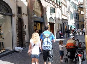 Città piena di turisti, oggi tanti negozi aperti