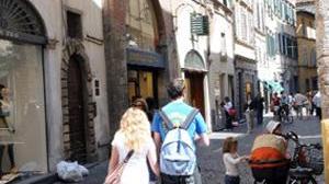 Città piena di turisti, oggi tanti negozi aperti