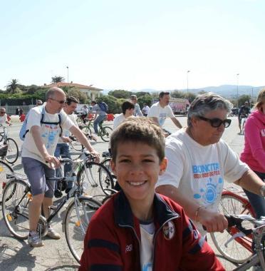 Due momenti della biciclettata che ieri mattina ha attraversato la citt&agrave; 
