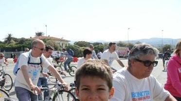 Due momenti della biciclettata che ieri mattina ha attraversato la città