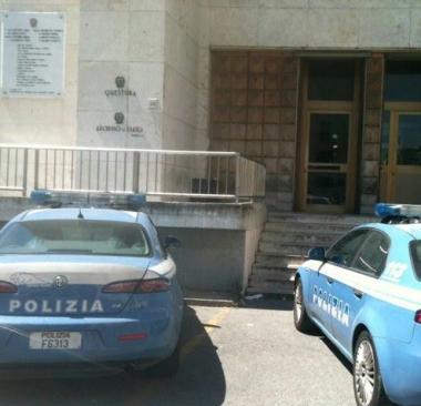 Due volanti della polizia ieri mattina in questura nel corso degli accertamenti 
