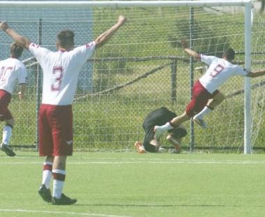 <b>LA SFIDA. </b>Sopra il gol annullato a Frati, a fianco un duello del match giocato ieri a Stagno 