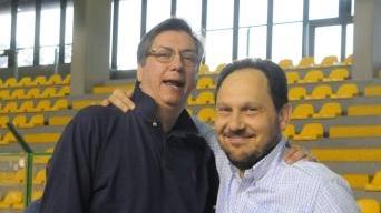 Il sorriso di Giampaolo Drocker capitano e bandiera della Pallacanestro Lucca Arca Impresa; sotto a sinistra il presidente Cattani esulta con Vincenzini; a destra coach Marchini (foto Vip)
