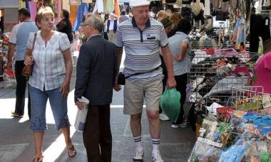 Qui sopra il segnale stradale divelto a sinistra le bancarelle di ieri a Marina 