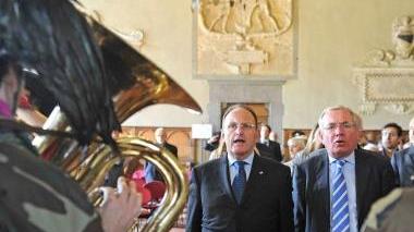 Il prefetto Lubatti e il vicesindaco Tuci mentre cantano l’inno d’Italia