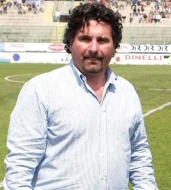 Bocalon impegnato in un duello con un difensore del Pisa A sinistra: il vicepresidente dellEsperia Viareggio Mirko Lippi A destra: lex Alberto Reccolani sceso in campo nel finale di partita 