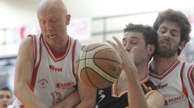 <b>GARAUNO.</b> Da sinistra un pallone conteso da Lazzotti, un terzo tempo di Furi e un’azione di attacco dei biancorossi