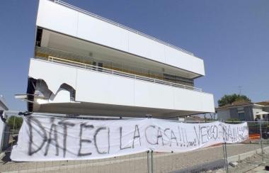 Lo striscione e ledificio a Calambrone 