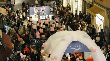 Gran folla per la notte notte rosa Sopra il corteo storico per Santa Anastasia 