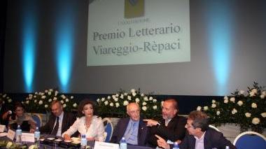 La giuria del Premio Viareggio: al centro la presidente Rosanna Bettarini