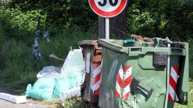 Alcune immagini dei cassonetti distrutti