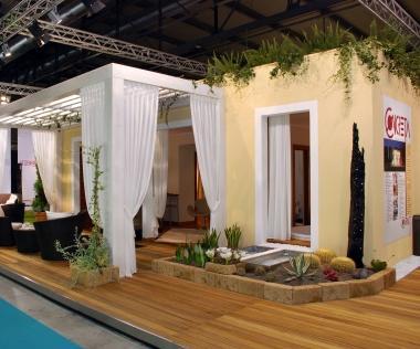 Sopra una suite del bio village. A destra il progetto 