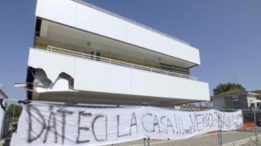 Case pronte e non consegnate, protesta a Calambrone