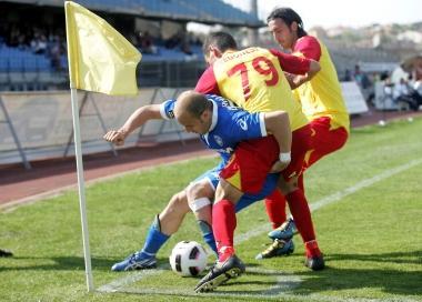 Lattaccante Claudio Coralli lotta contro due difensori dellAlbinoleffe 