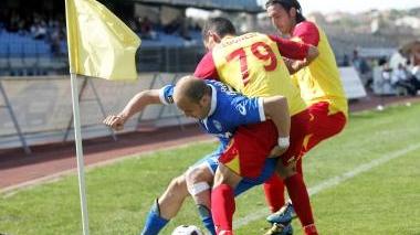 L’attaccante Claudio Coralli lotta contro due difensori dell’Albinoleffe