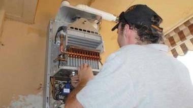 Un tecnico al lavoro a una caldaia