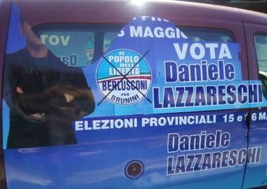 I manifesti strappati alla “vela” di Lazzareschi