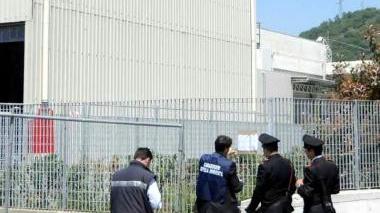I carabinieri del Noe durante il sequestro dello stabilimento ErreErre