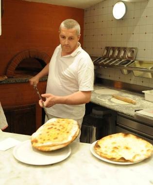 Gianluca Cecchi sforna le sue pizze dal forno a legna 